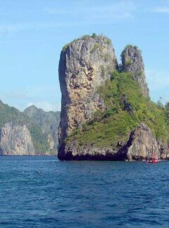 sunrise-divers-daytrip-phiphi-limestone-islands