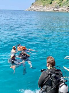 sunrise-divers-daytrip-racha-yai-diver-surface-instruction